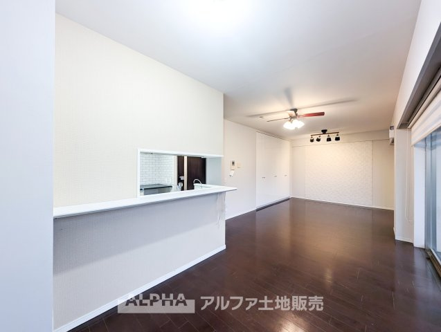 オーベル多摩永山エンブレムヒルズの居間・リビング|【The situation】
◆シチュエーション◆リビングルームのドアを開くと、窓から飛び込むのは緑と光の風光明媚な景色。僕の目に映るは、ここで家族と会話をワイワイガヤガヤ楽しんでいる様子。