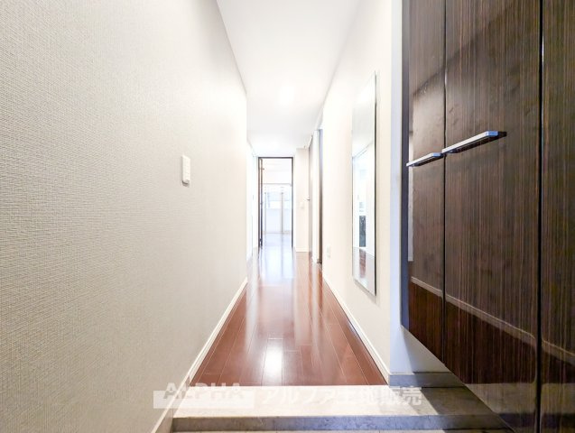 オーベル多摩永山エンブレムヒルズの玄関|【Entrance】
◆玄関◆大きな姿見は「行ってきます」の気を引き締め、大きなシューズクロークはお気に入りの1足をしまう大切な場所。ダウンライトにまばゆく照らされた大きく開放的なエントランス。