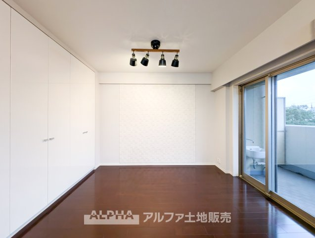 オーベル多摩永山エンブレムヒルズの居間・リビング|【Livingroom】
◆爽やかな空間◆窓をあけるとリビングに通り抜ける清々しく心地よい冷涼なそよ風がこの空間を涼しくしてくれる。風通しの良さは人にとっても家にとっても健康的で気持ちいいものです。