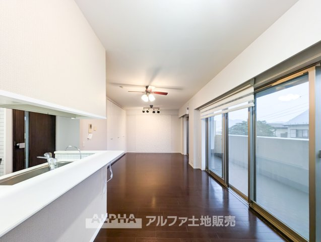 オーベル多摩永山エンブレムヒルズの居間・リビング|【Comfortable living】
◆居心地のいい暮らし◆には欠かせない眩い採光。ゆったりとした幅の窓からこの空間に降り注ぐ採光が絶えない。明るいリビングこそ居心地のいい暮らしが待っていると思う