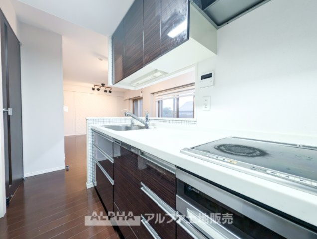 オーベル多摩永山エンブレムヒルズのキッチン|【IH cooking heater】
◆IHクッキングヒーター◆火を使わず調理できる為、小さなお子様が居ても安心のアイテム。お掃除もサッとひと拭きで綺麗になるので楽チンですね。