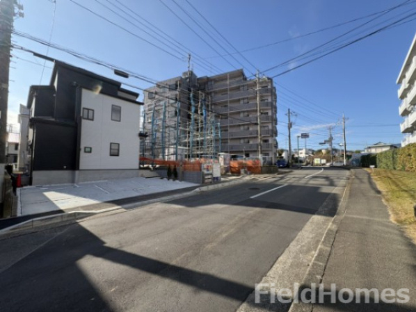 伊勢原市高森6丁目新築戸建て　3号棟の前面道路含む現地写真|前面道路含む現地写真です。