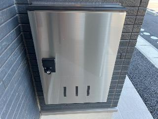 新潟市西区内野西2丁目新築アパートの玄関|宅配ボックス（イメージ）