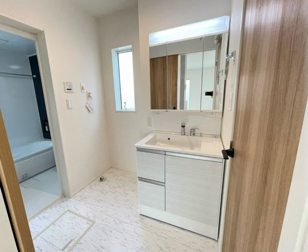 秦野市曽屋新築戸建て　3期18号棟の独立洗面台|独立洗面化粧台が付いています（同仕様施工例）