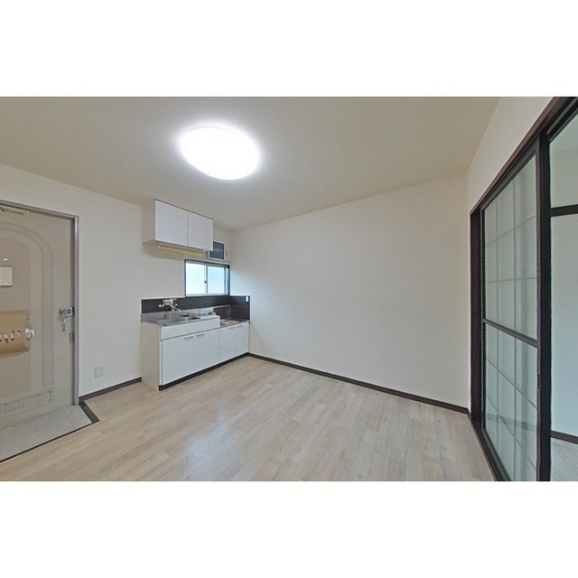 岐阜市中川原３丁目のアパートの居間・リビング