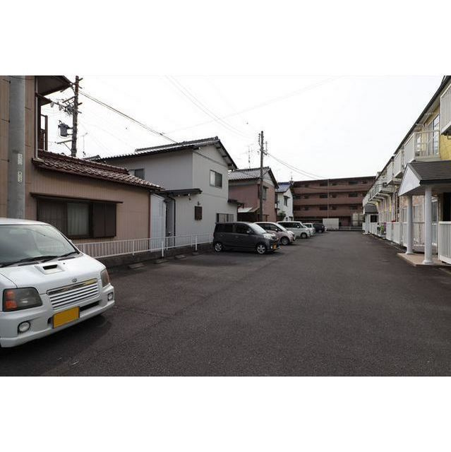 羽島郡笠松町北及のアパートの駐車場