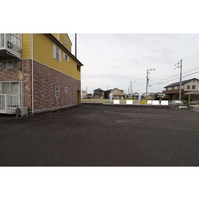 羽島郡笠松町北及のアパートの駐車場