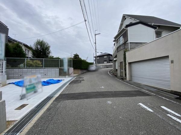 【前面道路含む現地写真】 | 明石市大久保町高丘2丁目　2号棟　新築戸建