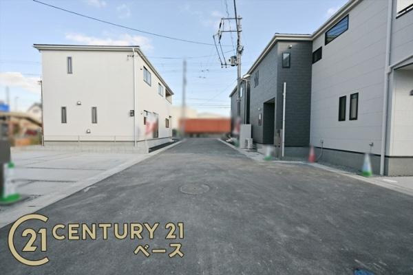 リーブルガーデン二階堂上ノ庄町 ２号棟 ／新築一戸建の前面道路含む現地写真|道路路の高低差もなく駐車も楽々！