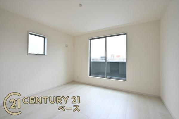 リーブルガーデン二階堂上ノ庄町 ２号棟 ／新築一戸建の内観：施工例|■日当たりのよい明るい雰囲気の洋室です！■