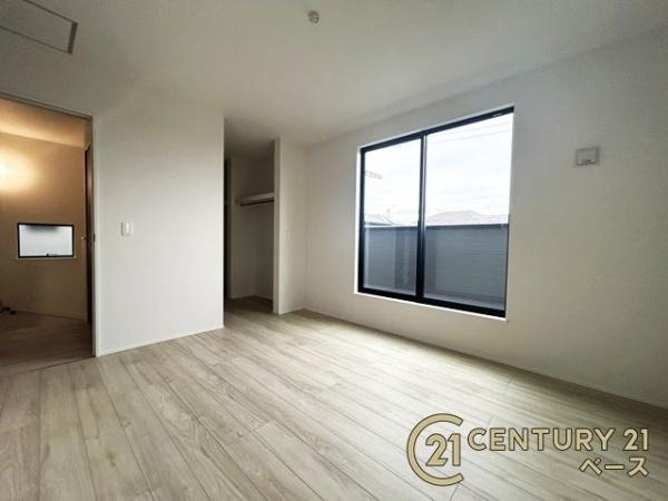 リナージュ古市町 １号棟 ／新築一戸建の洋室|■バルコニーに面した開放感のあるお部屋です！