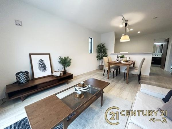 リナージュ古市町 １号棟 ／新築一戸建の居間・リビング|■家計と環境に優しい！一部窓には断熱性・保温性に優れたペアガラスを使用しています！■