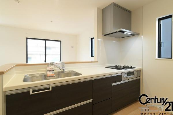 リナージュ古市町 １号棟 ／新築一戸建の内観：施工例|■キッチンパネルは油などの汚れが付着しにくく、毎日のお手入れが簡単なので清潔なキッチンが保てます！■