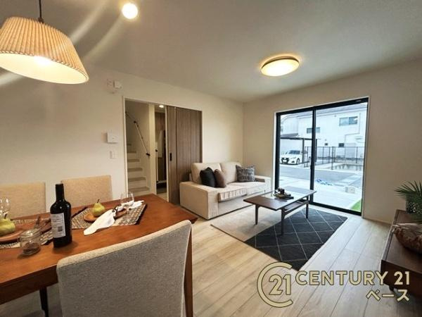 リナージュ古市町 １号棟 ／新築一戸建の内観：施工例|■キッチンパネルは油などの汚れが付着しにくく、毎日のお手入れが簡単なので清潔なキッチンが保てます！■