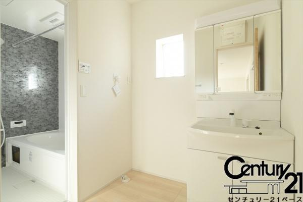 リナージュ古市町 １号棟 ／新築一戸建の内観：施工例|■三面鏡タイプのミラーキャビネット！収納スペースも豊富です！■