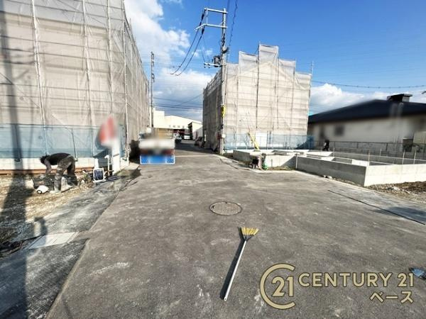 リーブルガーデン二階堂上ノ庄町 １号棟 ／新築一戸建の前面道路含む現地写真|道路路の高低差もなく駐車も楽々！