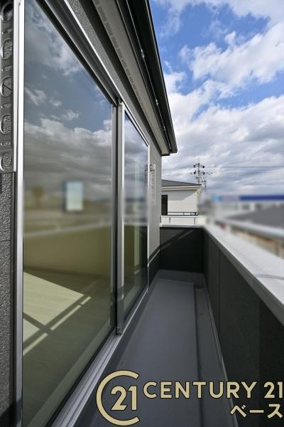 リーブルガーデン二階堂上ノ庄町 ３号棟 ／新築一戸建のバルコニー|■現地撮影写真■日当たりのよい広々バルコニー！お布団干しもラクに行えます！