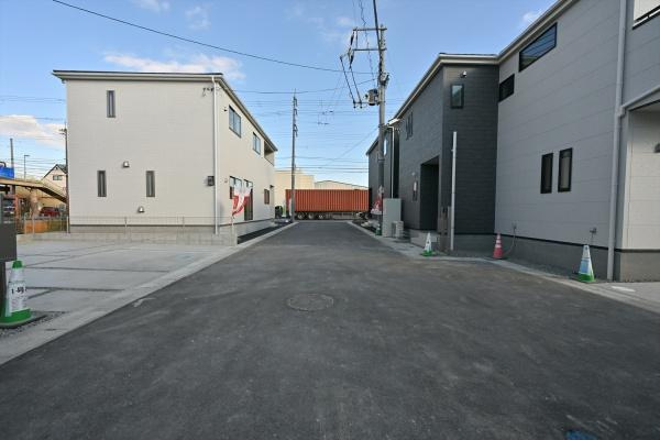 リーブルガーデン二階堂上ノ庄町 ３号棟 ／新築一戸建の前面道路含む現地写真|道路路の高低差もなく駐車も楽々！