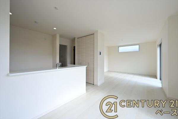 リーブルガーデン二階堂上ノ庄町 ３号棟 ／新築一戸建の居間・リビング|■現地撮影写真■ＬＤＫは大きな窓から柔らかい光が射し込みます！