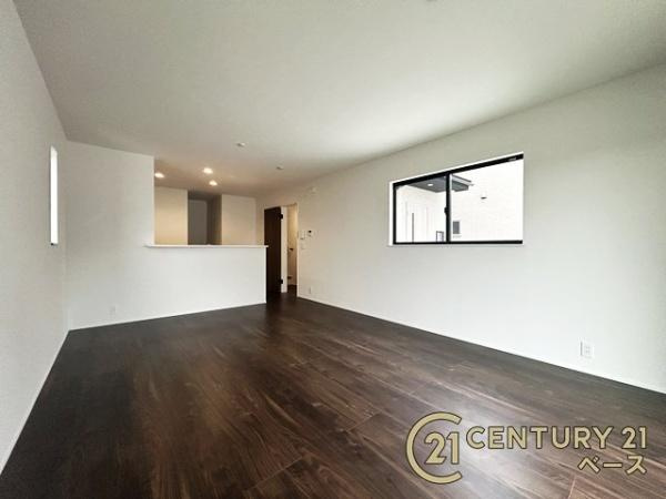 リナージュ古市町 ２号棟 ／新築一戸建の内観：施工例|■キッチンパネルは油などの汚れが付着しにくく、毎日のお手入れが簡単なので清潔なキッチンが保てます！■