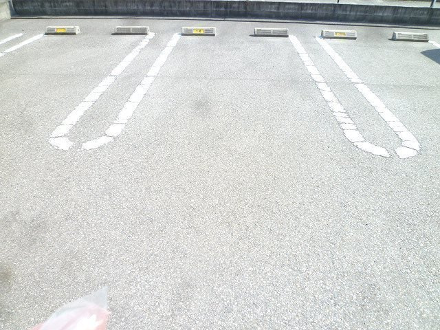 マ－ブル　Ⅱの駐車場|カースペースがあります