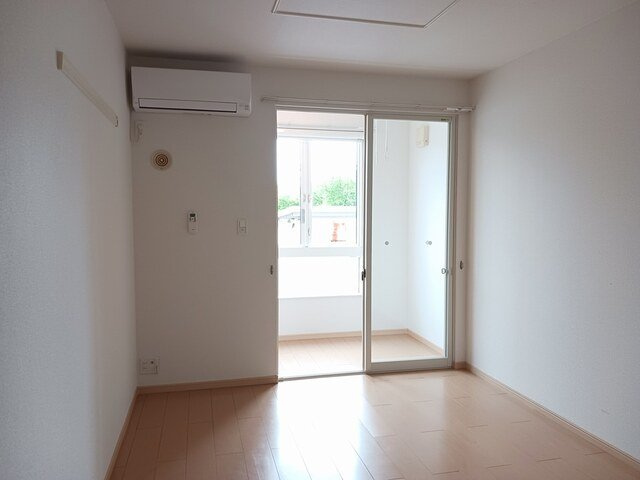 サラール　Ⅱの内装|明るい色調の室内です