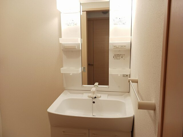 サラール　Ⅱの洗面所|明るい洗面所です