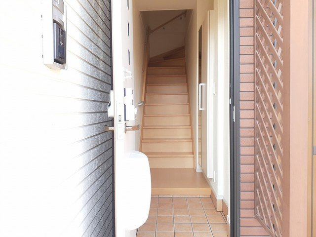 ローレルＮＳⅥの玄関|収納もある玄関です