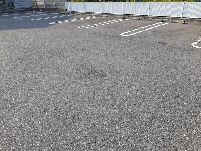 ローレルＮＳⅥの駐車場|駐車場に車を止められます