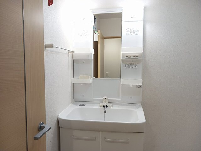 ソレイユ高岡Ⅱの洗面所|ゆったりとスペースのある洗面所