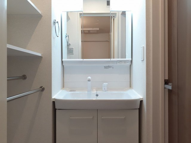 ヒカルサ高岡角イーストの洗面所|スペースが確保できる洗面所です