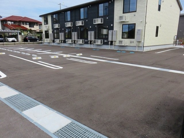 ヒカルサ高岡角ウエストの駐車場|駐車場があります