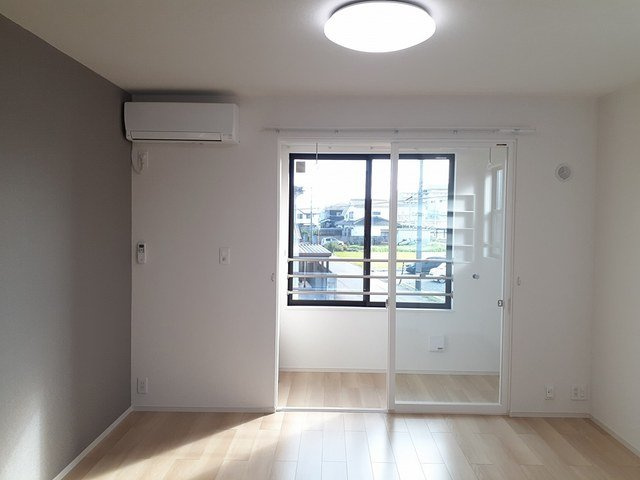 ヒカルサ高岡角ウエストの居間・リビング|使いやすい居間です