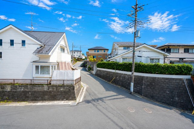 【横浜市旭区金が谷2丁目20-20全2棟新築戸建て】★仲介手数料無料★（中沢小学校・旭中学校）の展望|周囲に高い建物が少なく、開放感のある眺望。落ち着いた住宅街が広がり、穏やかな住環境を感じられます。
