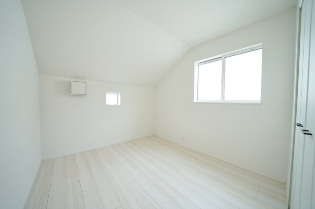 【横浜市旭区金が谷2丁目20-20全2棟新築戸建て】★仲介手数料無料★（中沢小学校・旭中学校）の洋室|2面採光で明るさを確保した約5.2帖の洋室。シンプルで使いやすい間取りとなっており、子ども部屋や書斎にもおすすめです。