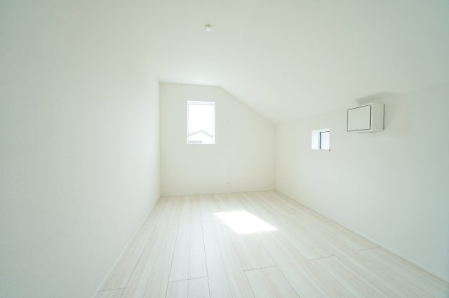 【横浜市旭区金が谷2丁目20-20全2棟新築戸建て】★仲介手数料無料★（中沢小学校・旭中学校）の洋室|約6帖の洋室はシンプルで家具配置もしやすい間取り。自然光が差し込む落ち着いた空間で、寝室にもおすすめです。