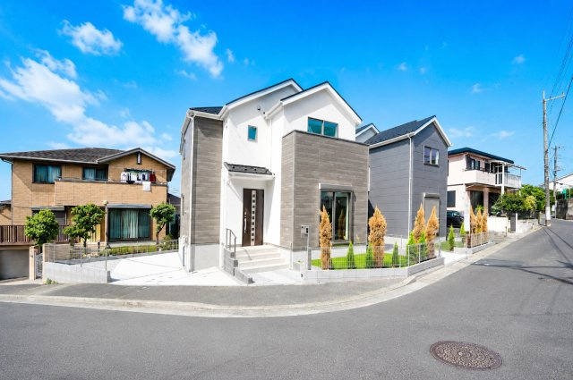 【横浜市旭区金が谷2丁目20-20全2棟新築戸建て】★仲介手数料無料★（中沢小学校・旭中学校）の前面道路含む現地写真|前面道路はゆとりのある幅員が確保されており、お車の出し入れもスムーズ。落ち着いた住宅街に位置し、穏やかな住環境が広がります。