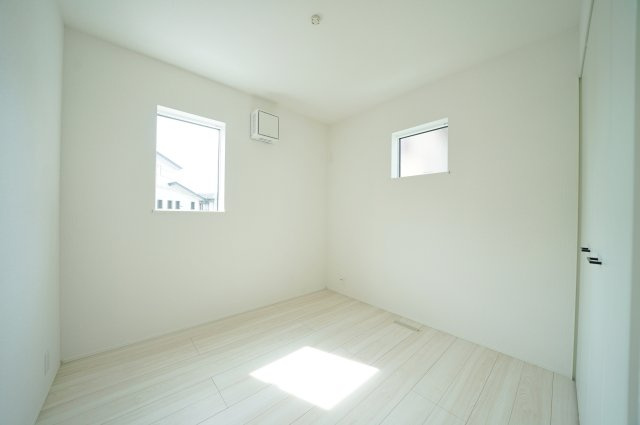 【横浜市旭区金が谷2丁目20-20全2棟新築戸建て】★仲介手数料無料★（中沢小学校・旭中学校）の洋室|2面採光で明るさを確保した約4.5帖の洋室。子ども部屋や書斎など、多目的に活用しやすい空間です。