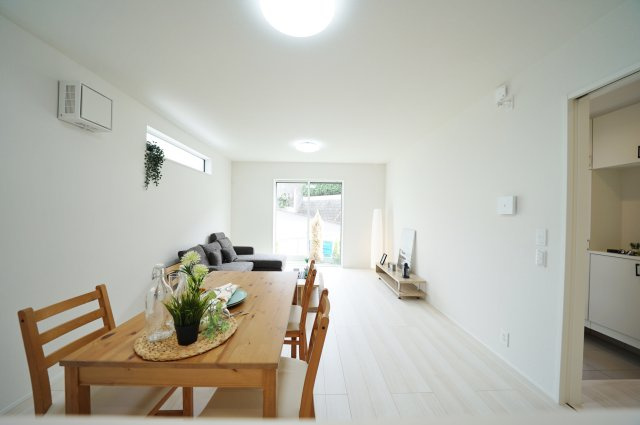 【横浜市旭区金が谷2丁目20-20全2棟新築戸建て】★仲介手数料無料★（中沢小学校・旭中学校）の居間・リビング|家具配置のしやすい16帖LDK。大きな窓から光が差し込み、ご家族が自然と集まる心地よい空間です。