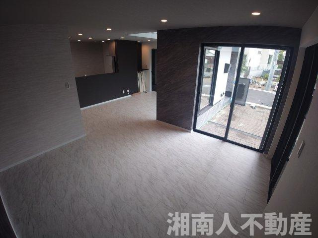 茅ヶ崎市高田1丁目　新築戸建　全1棟の居間・リビング|こちらの居間で趣味の時間をお楽しみください