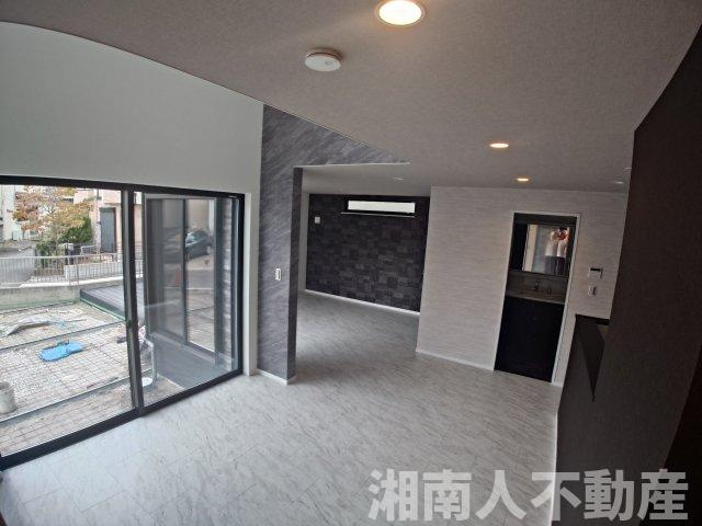 茅ヶ崎市高田1丁目　新築戸建　全1棟の居間・リビング|使いやすいリビングです