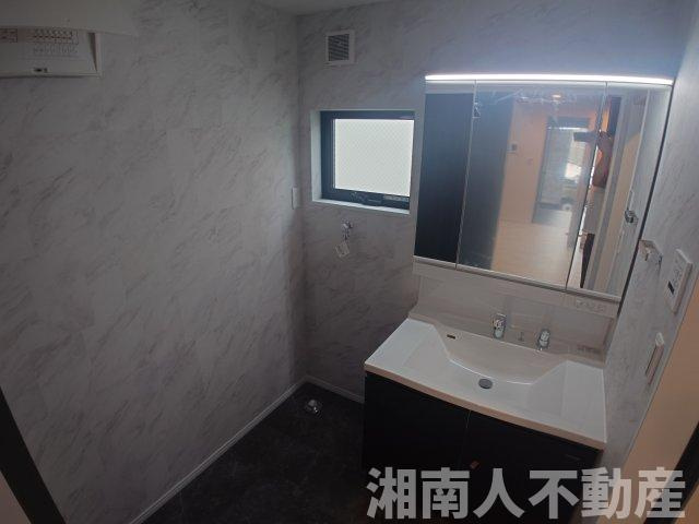 茅ヶ崎市高田1丁目　新築戸建　全1棟の独立洗面台|独立洗面台、小物を置くことができて便利です