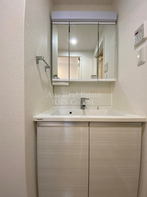 【洗面所】 | スプランディッド淀屋橋DUE | 三面鏡に照明も付いた便利なデザイン性のある洗面化粧台♪