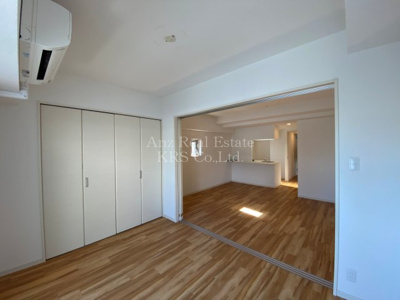 【居間・リビング】 | スプランディッド淀屋橋DUE | カウンターキッチンと暖かみのあるデザインが素敵なお部屋です♪