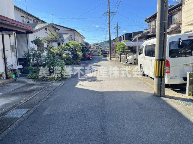 ６５９９３　岐阜市粟野東4丁目中古戸建ての前面道路含む現地写真