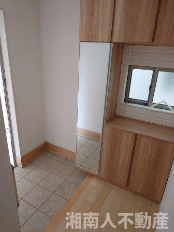 茅ヶ崎市室田　中古戸建の玄関|明るい玄関です