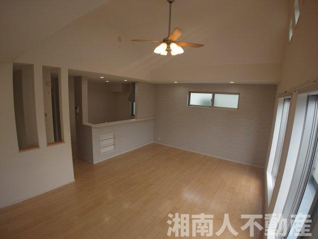 茅ヶ崎市室田　中古戸建の居間・リビング|ゆったりとした居間です