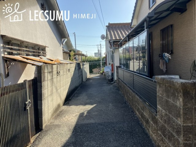 姫路市北条1丁目/売土地の前面道路含む現地写真