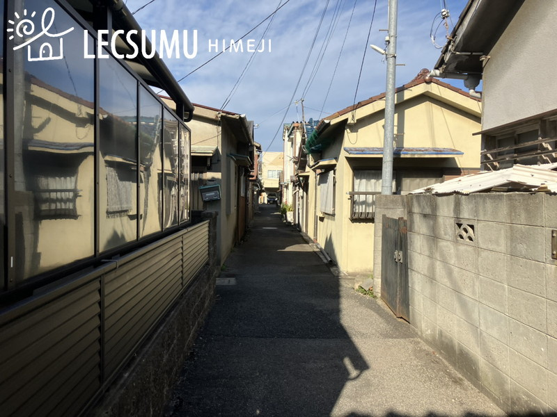 姫路市北条1丁目/売土地の前面道路含む現地写真