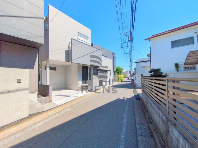 【前面道路含む現地写真】 | 練馬区東大泉３丁目　新築戸建て　C号棟 | 見通しもよく、落ち着いた住宅街でゆったり過ごせます